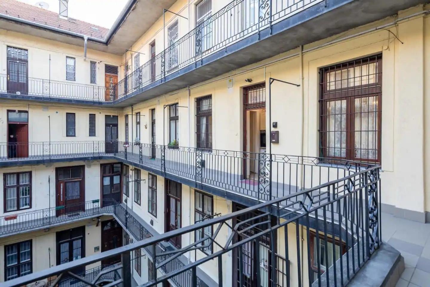 Vamhaz Boulevard Apartments Budapest Exteriör bild